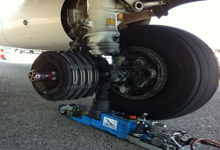 How do aircraft brakes work